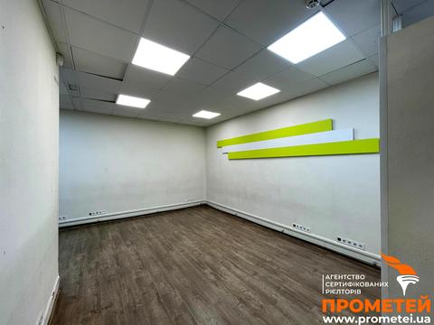 комерційна за адресою Вадима Гетьмана вул., 30-Б