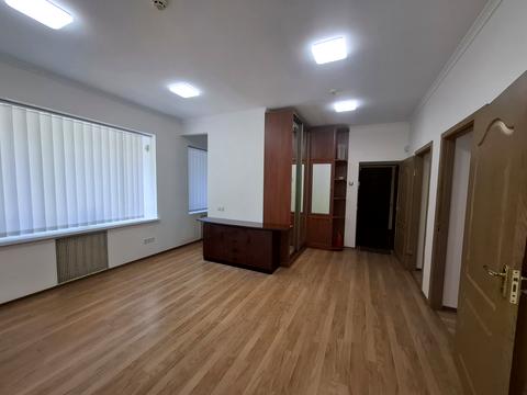 комерційна за адресою Інститутська вул., 22/7