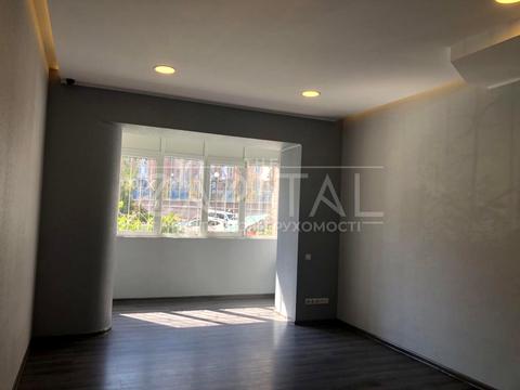 комерційна за адресою Володимира Івасюка просп. (Героїв Сталінграду), 4