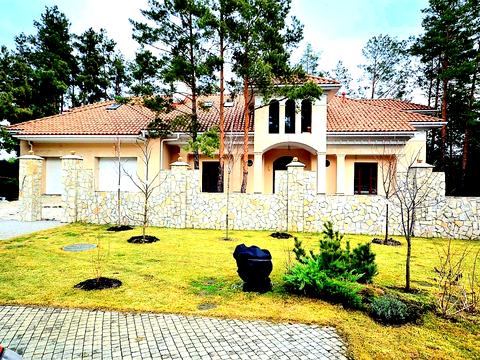 будинок за адресою Набережна вул., 8