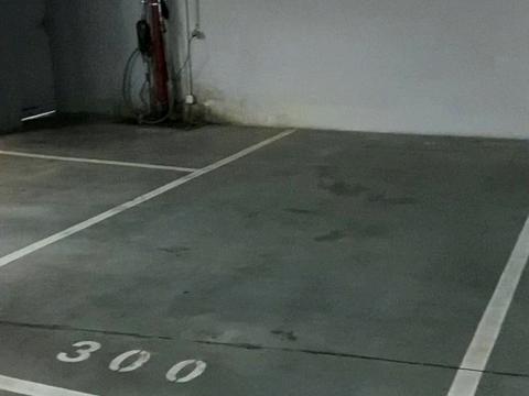 паркомісце за адресою Андрія Верхогляда вул. (Михайла Драгомирова), 17-Б