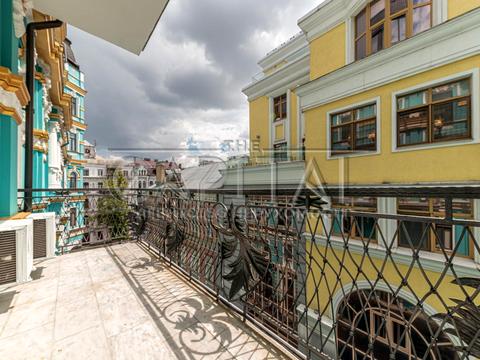 комерційна за адресою Володимирська вул., 4