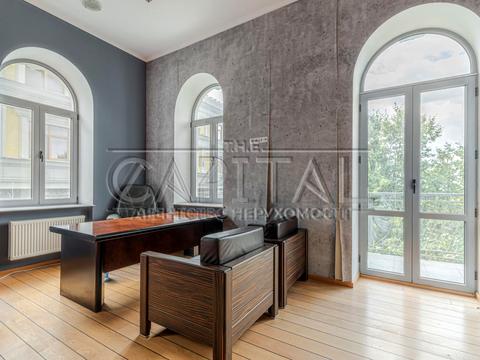 комерційна за адресою Володимирська вул., 4