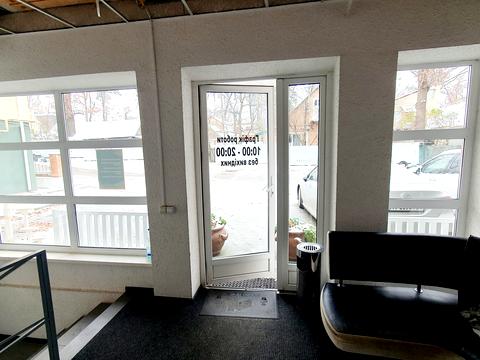 комерційна за адресою Українська вул., 48