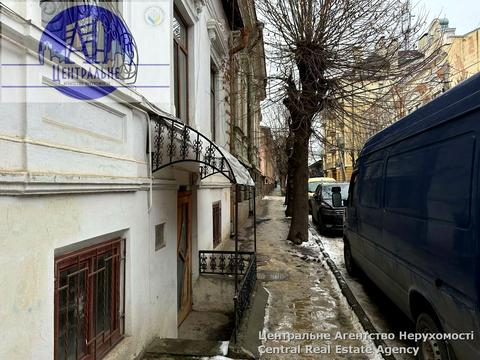 комерційна за адресою Конституційна вул. (28 Червня), 55