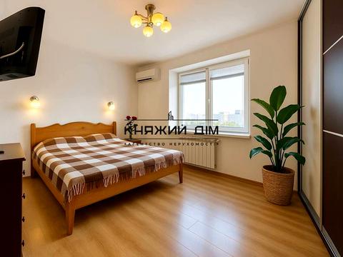 квартира за адресою Київ, Лариси Руденко вул., 21