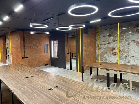 комерційна за адресою Джона Маккейна вул. (Івана Кудрі), 1