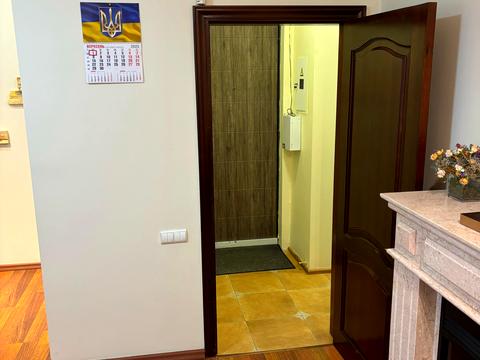 комерційна за адресою Лаврська вул. (Січневого Повстання), 6