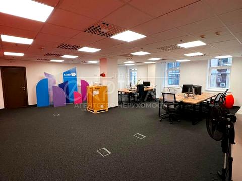 комерційна за адресою Володимирська вул., 93