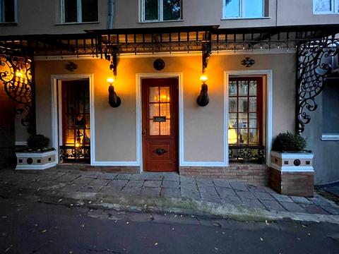 комерційна за адресою Військовий узвіз, 8