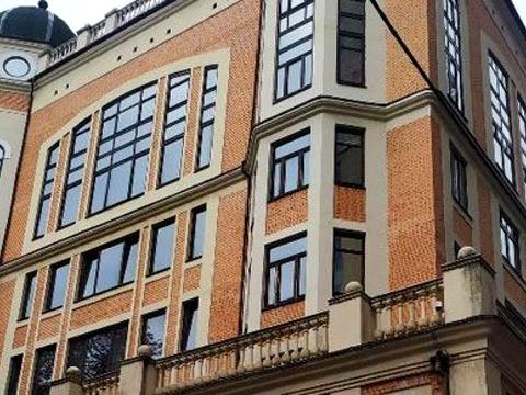 комерційна за адресою Різницька вул., 8
