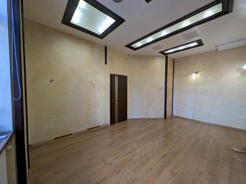 комерційна за адресою Квітнева вул., 4