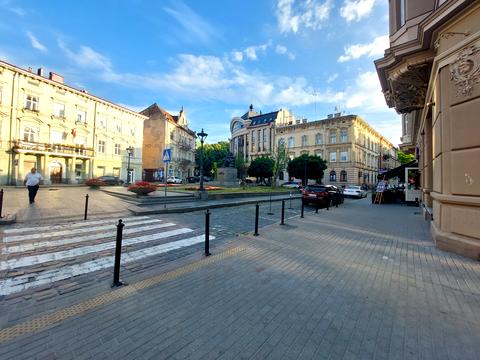 комерційна за адресою Омеляна Поповича вул., 5