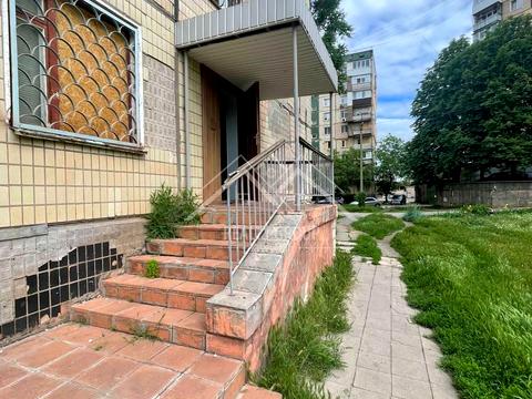 комерційна за адресою Українська вул., 5