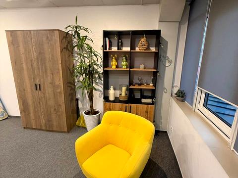 комерційна за адресою Дніпровська набережна вул., 23