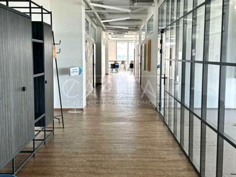 комерційна за адресою Дніпровська набережна вул., 1В