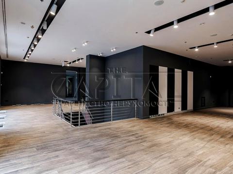 комерційна за адресою Володимирська вул., 38