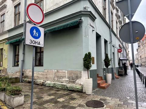 комерційна за адресою Театральна вул., 20