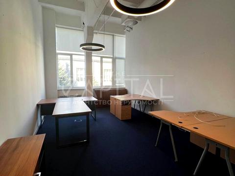 комерційна за адресою Лаврська вул. (Січневого Повстання), 14