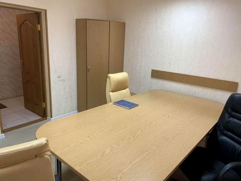 комерційна за адресою Володимирська вул., 82