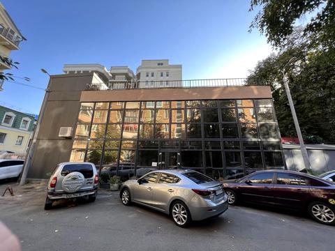 комерційна за адресою Набережно-Хрещатицька вул., 35В