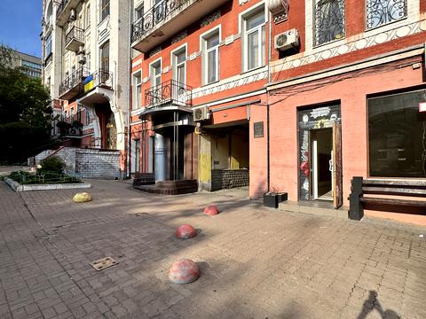 комерційна за адресою Володимирська вул., 81-а
