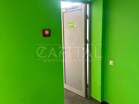 комерційна за адресою Анни Ахматової вул., 46