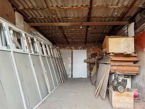 комерційна за адресою Хотинська вул., 11