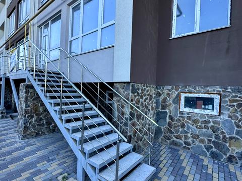 комерційна за адресою Леоніда Каденюка вул., 18
