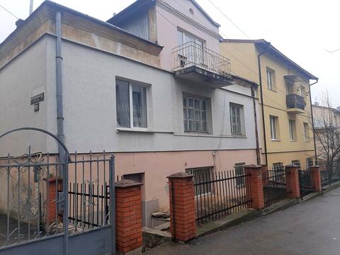 комерційна за адресою Личаківська вул. (), 84