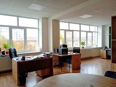 комерційна за адресою Української Перемоги вул. (Академіка Сахарова), 33