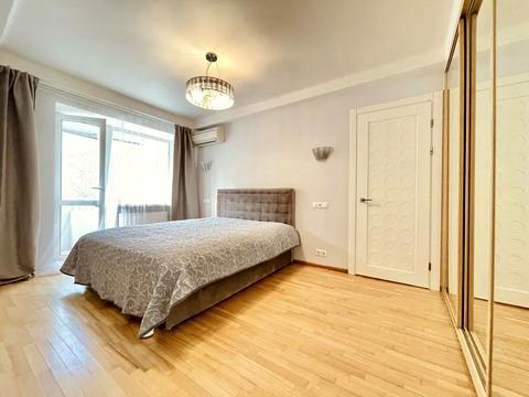 квартира за адресою Лаврська вул. (Січневого Повстання), 4