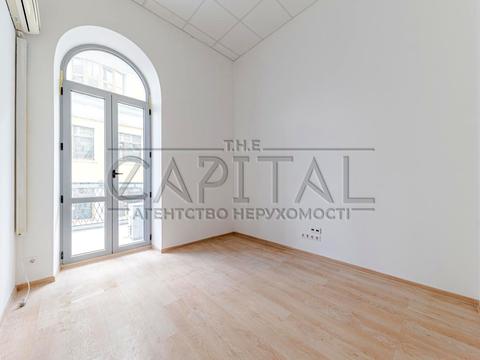 комерційна за адресою Володимирська вул., 4