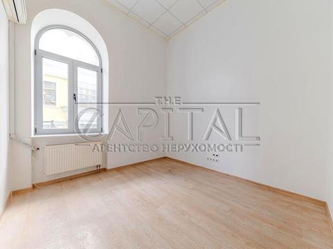 комерційна за адресою Володимирська вул., 4