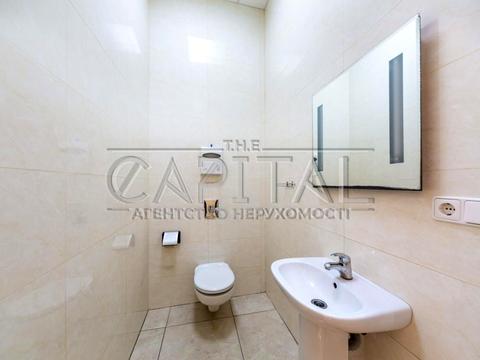 комерційна за адресою Володимирська вул., 4