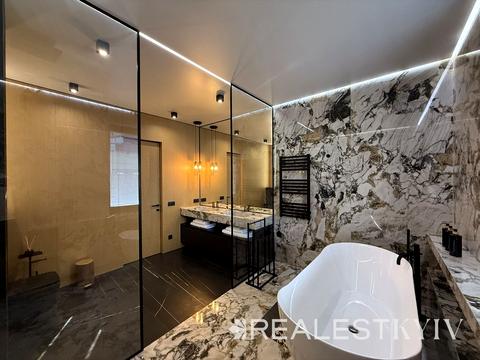 будинок за адресою Квітнева вул.