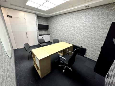 комерційна за адресою Євгена Коновальця вул. (Щорса), 32-Б