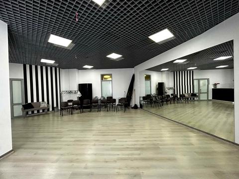 комерційна за адресою Степана Бандери вул., 2/1а