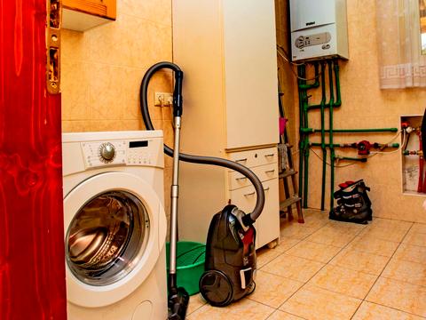 коммерческая по адресу Устияновича вул., 1