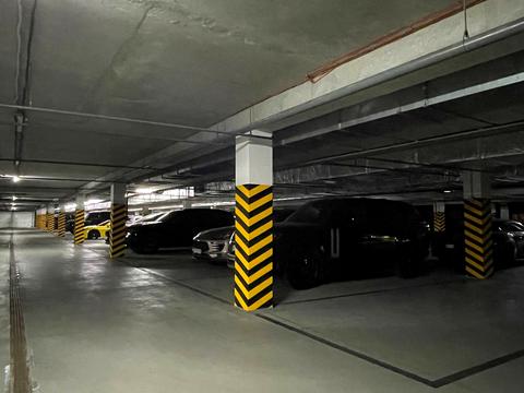 паркомісце за адресою Набережна Перемоги вул., 7