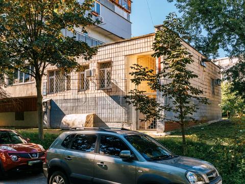 комерційна за адресою Копилівська вул., 21