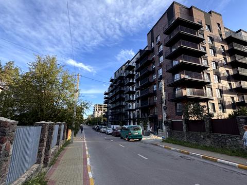 комерційна за адресою Українська вул., 1-В