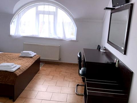 комерційна за адресою конституції, 3/1