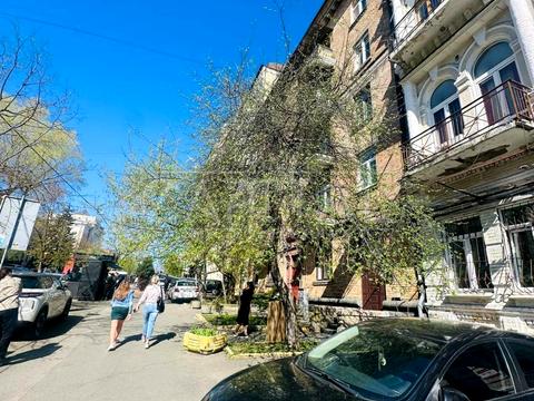 комерційна за адресою Володимирська вул., 65