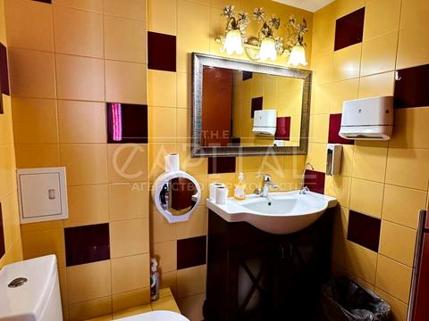 комерційна за адресою Володимирська вул., 65