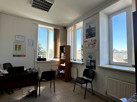 комерційна за адресою Жовтнева вул., 7