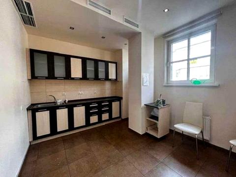 комерційна за адресою Володимирська вул., 38