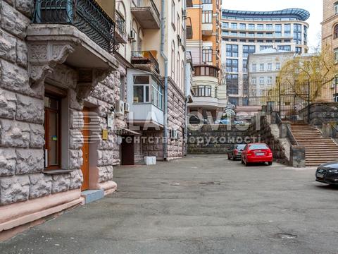 комерційна за адресою Лютеранська вул., 8