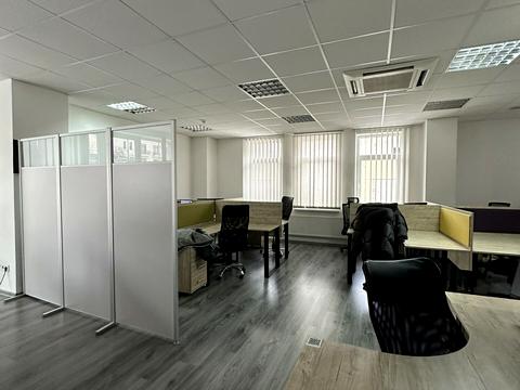 комерційна за адресою Кам'янецька вул., 1