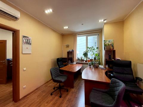 комерційна за адресою Добровольців вул. (Маршала Говорова), 18